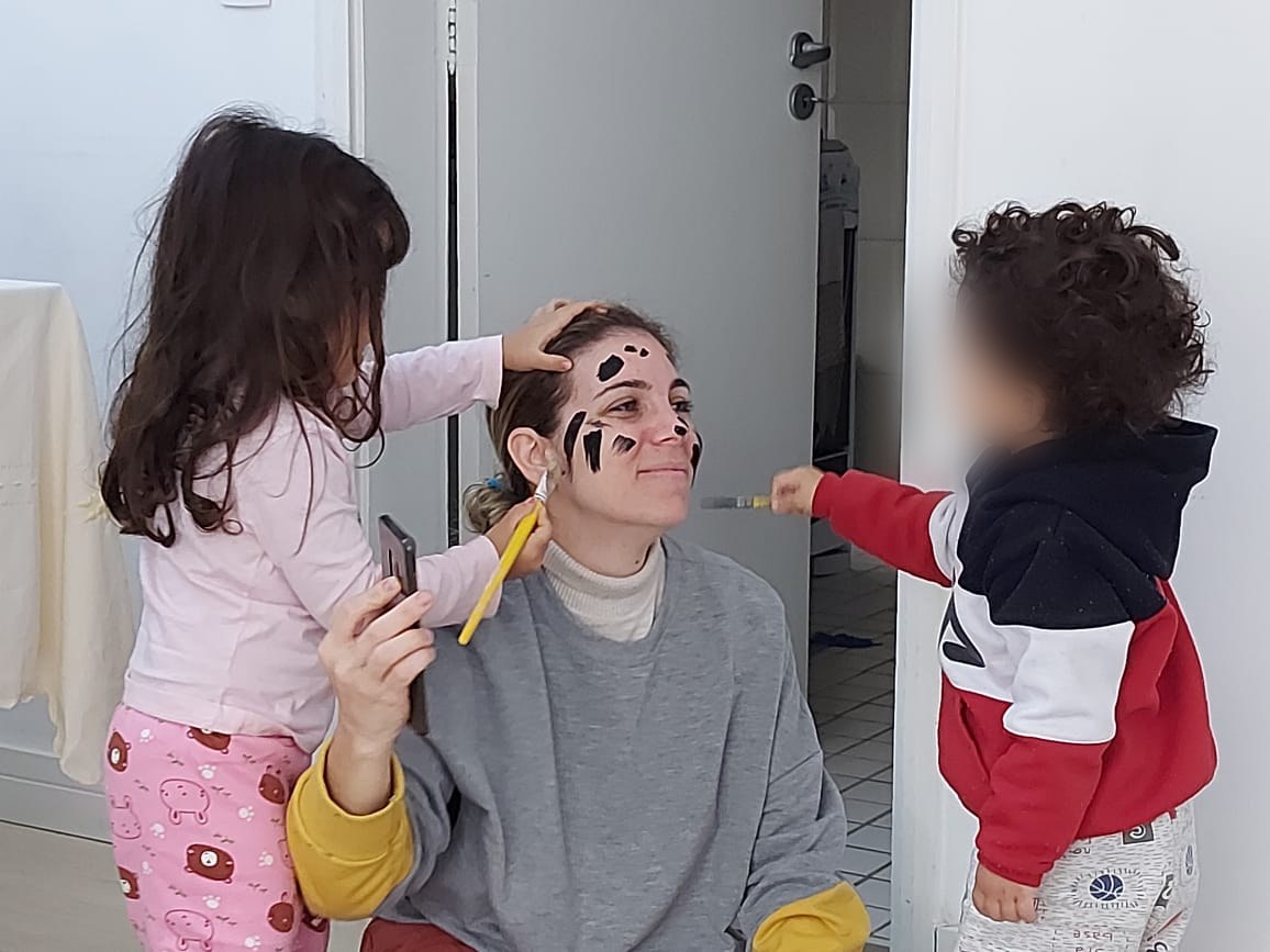 Flávia Maitri em momento em família — a mulher por trás da política