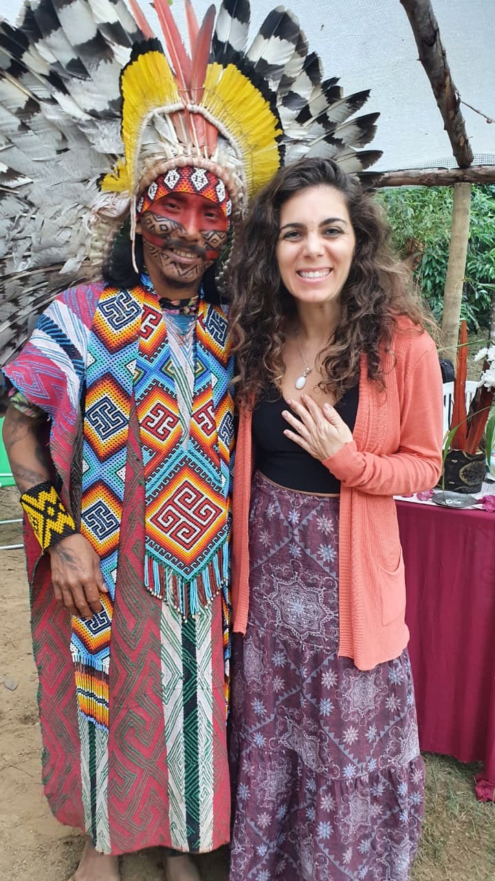 Flávia Maitri ao lado de uma liderança indígena — tema Natureza e Ancestralidade
