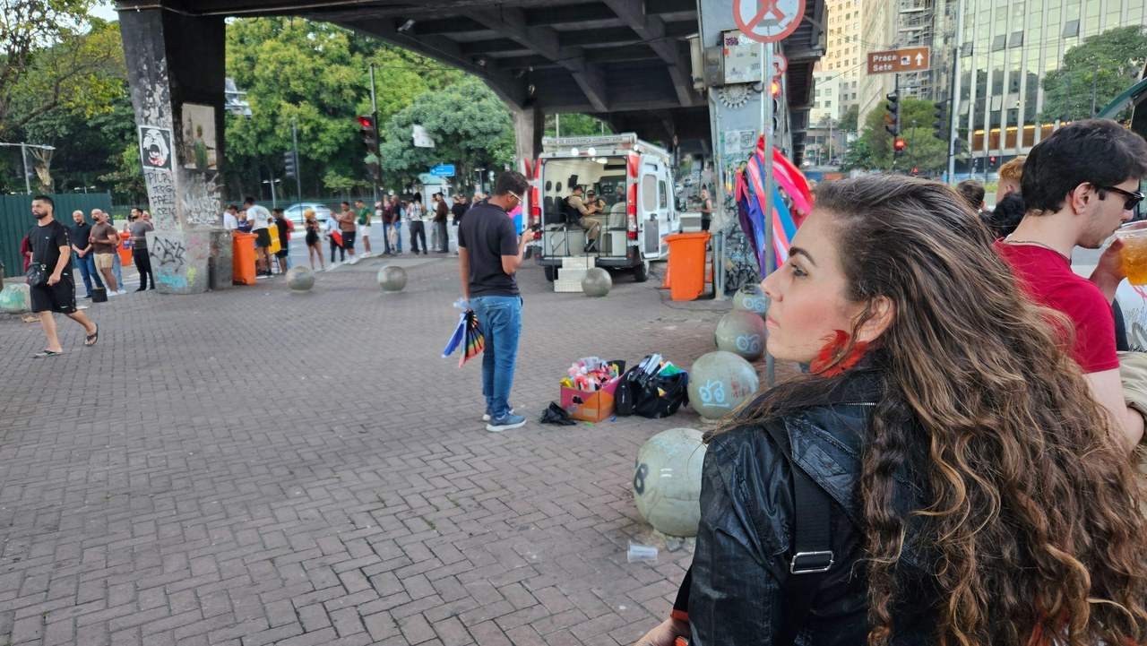 Flávia Maitri em espaço urbano — tema Política