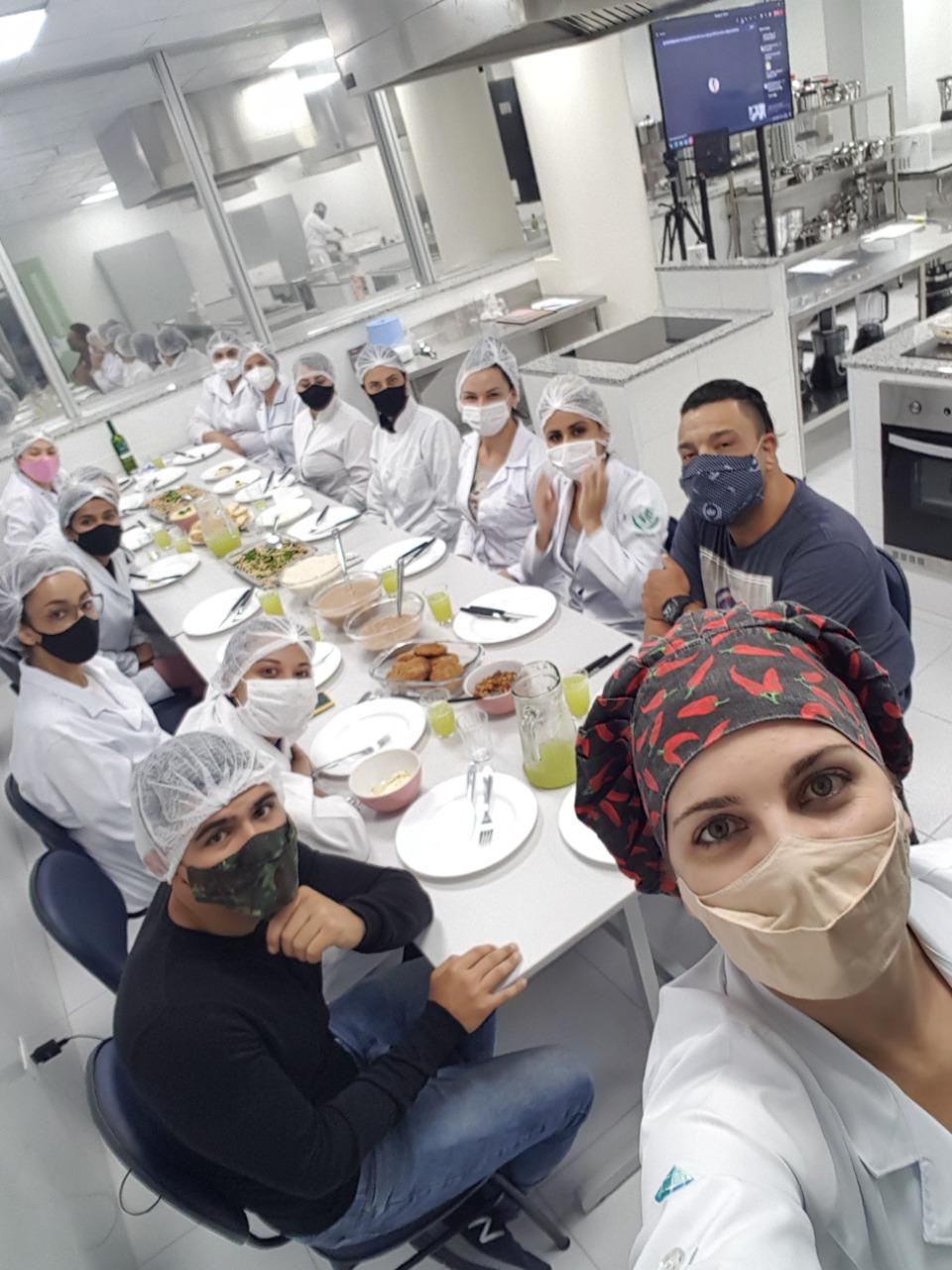 Flávia Maitri em atividade de formação na área de saúde e nutrição