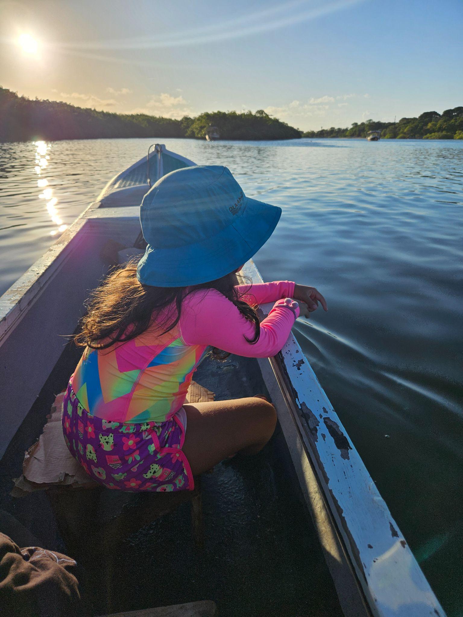 Criança observando as águas de um rio de Minas Gerais a partir de um barco