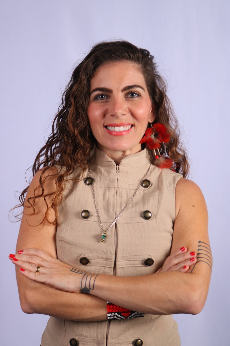 Flávia Maitri em retrato institucional, sorrindo, rosto inteiro visível