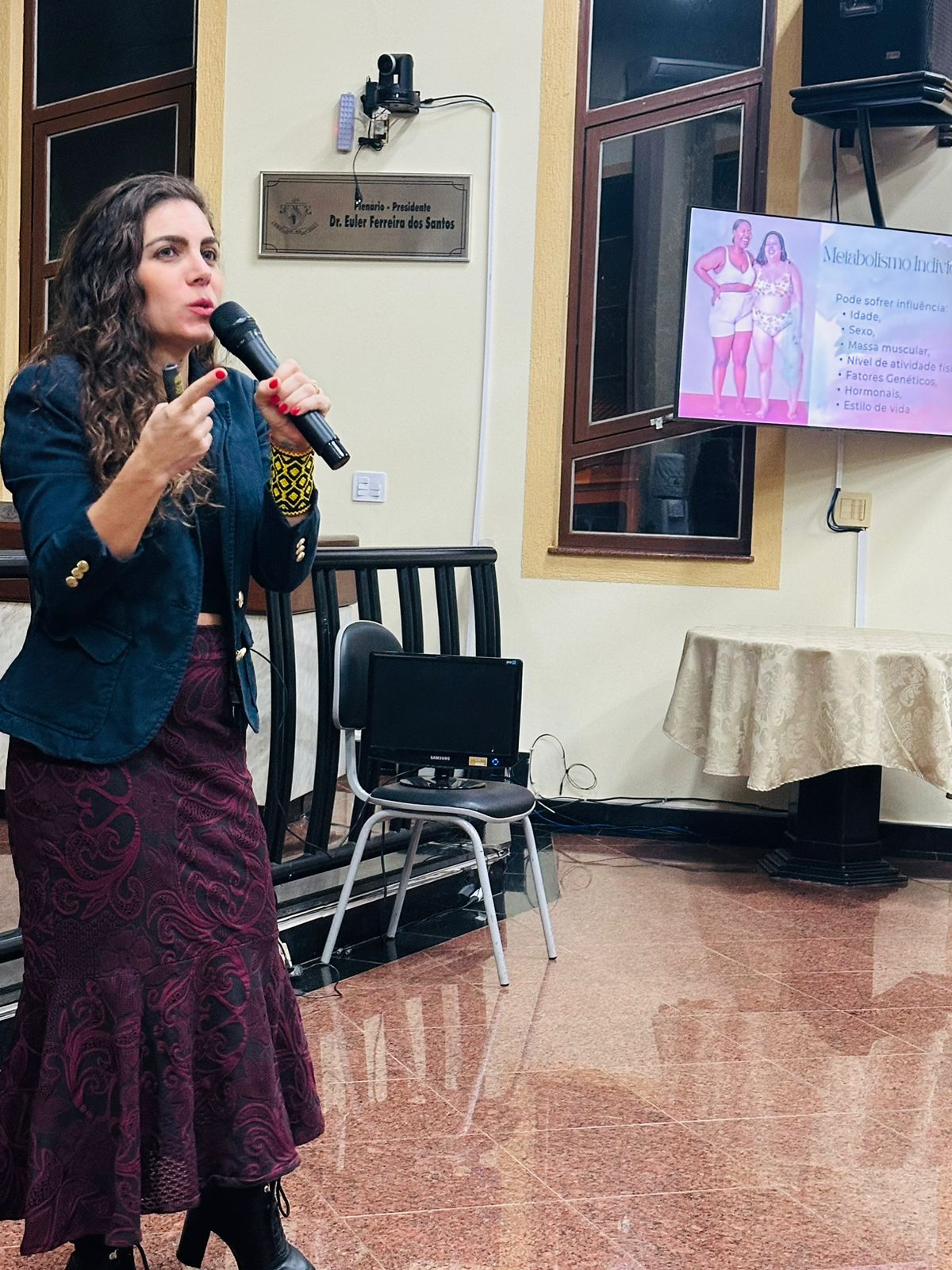 Flávia Maitri ministrando aula de nutrição para uma turma de profissionais de saúde
